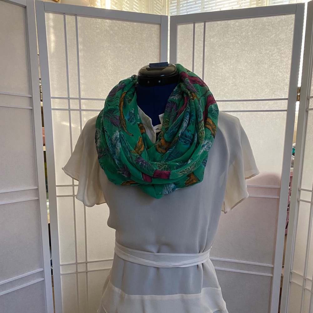 Green infinity scarf with feathers design
